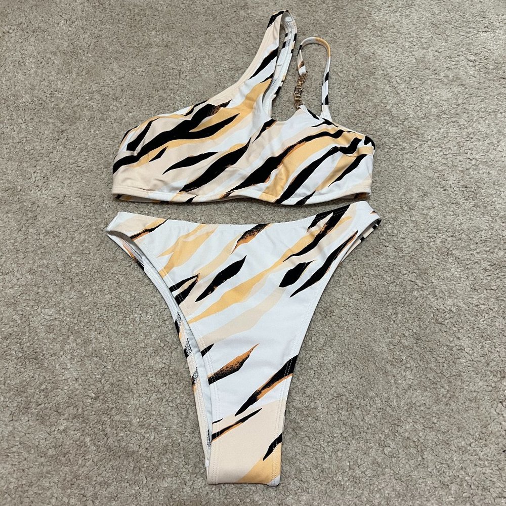Cupshe x Stassie Two Piece Swimsuit Size Small Marble Print White Black Yellow